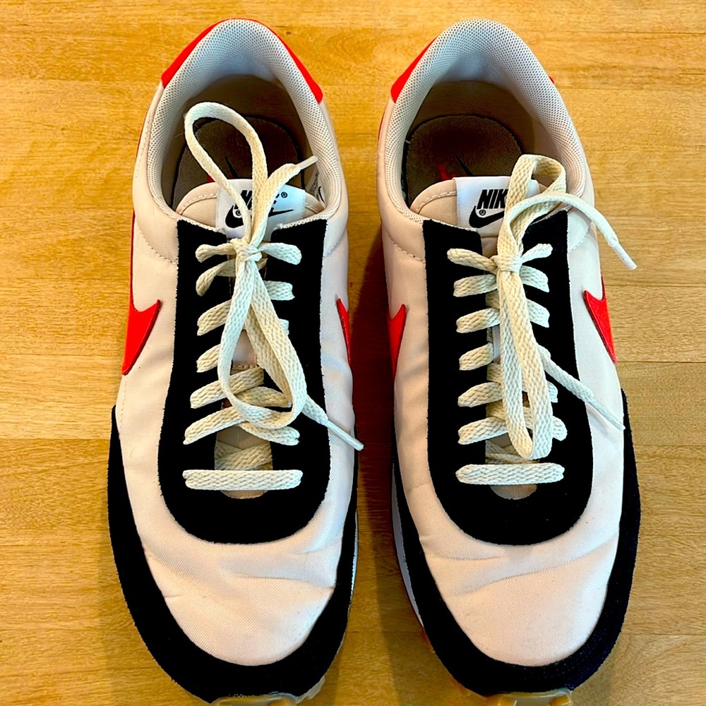 Nike women’s Daybreak size 10 in siren red. Materials: leather, suede and nylon